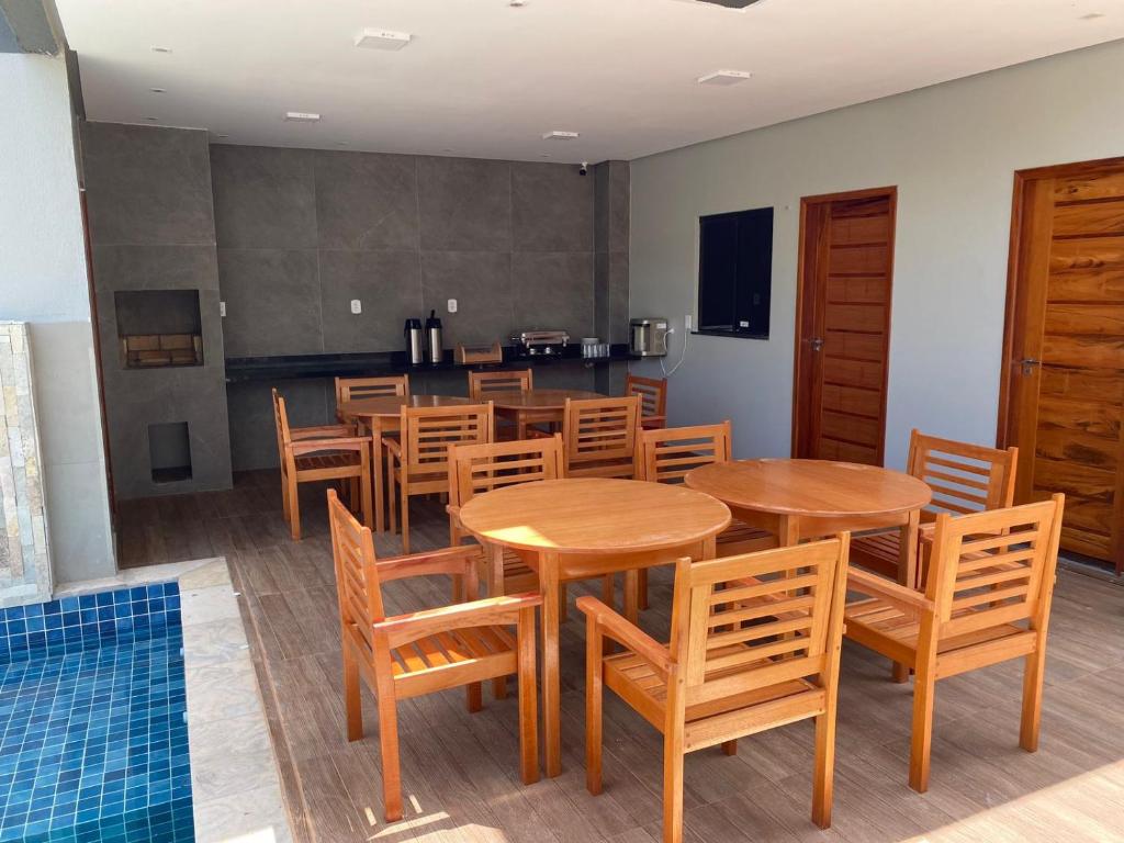 阿尔特杜尚POUSADA ALTER PARA TODOS的用餐室配有木桌和椅子