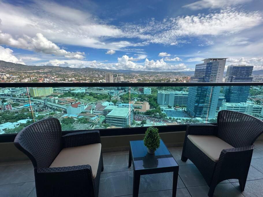 特古西加尔巴Luxury 2BR Apartment in Astria 605的美景阳台,配有两把椅子和一张桌子