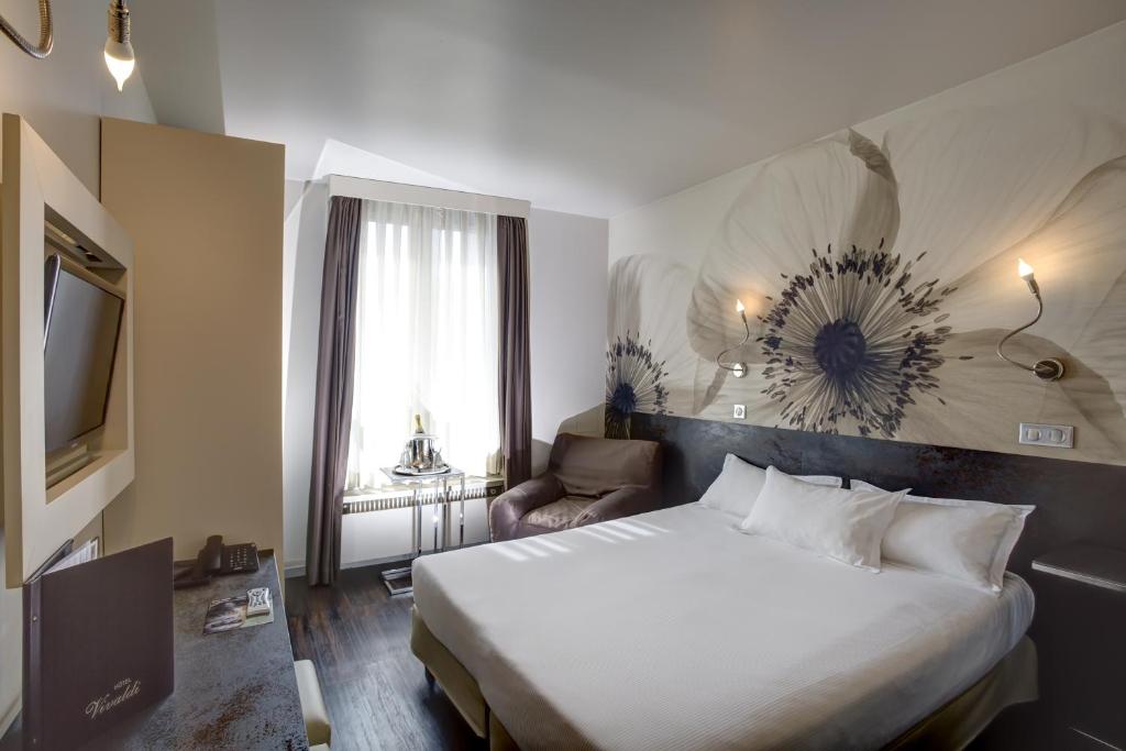 皮托维瓦尔第酒店的酒店客房,配有床和电视