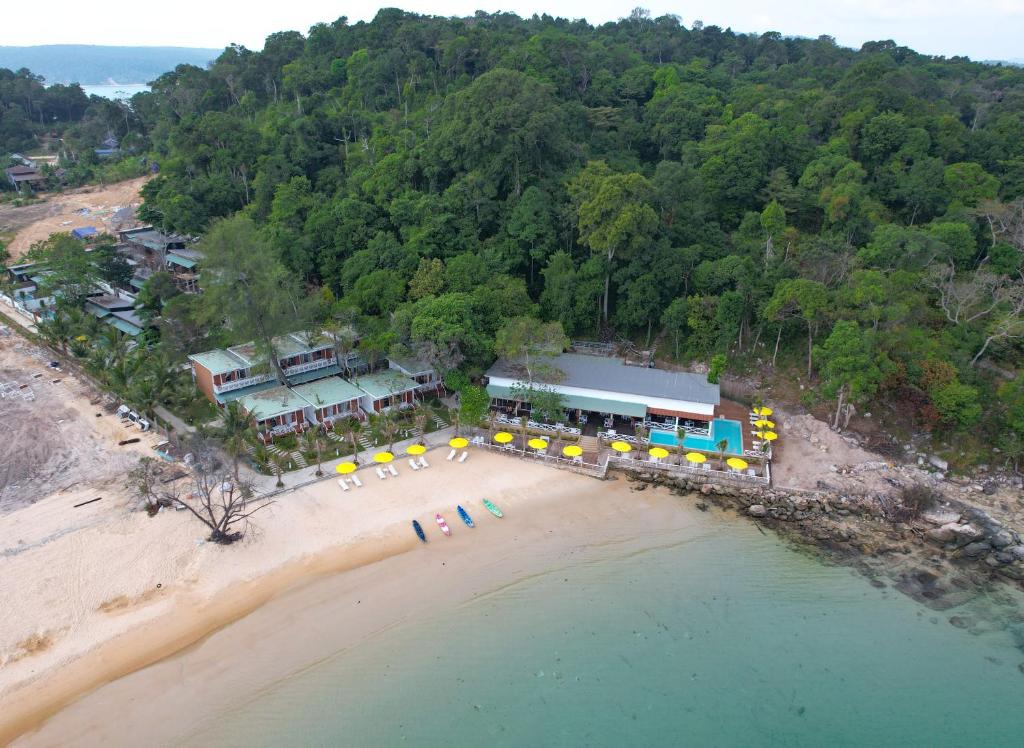 Phumĭ Kaôh Rŭng Sâmlœ̆m KhnŏngOne Beach Private Villa的海滩上的度假村的空中景致