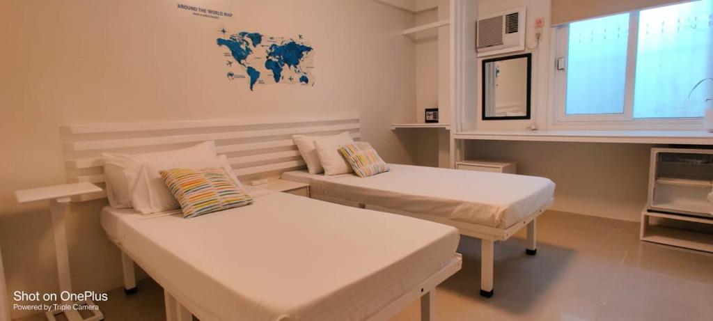 长滩岛麦卡萨酒店的一间医院间,设有两张床和窗户