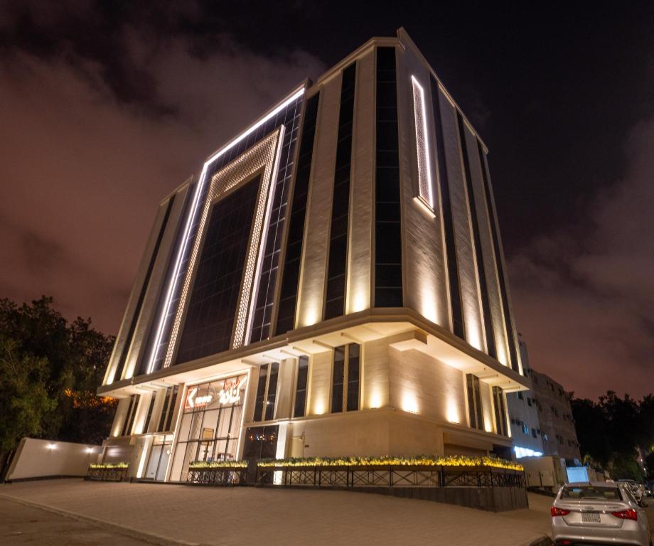 麦加فندق كنانة العزيزية من سما的一座高大的建筑,晚上有灯