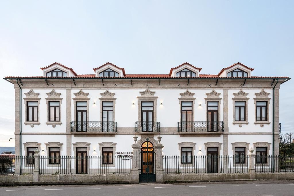 MidõesPalace Hotel de Midões的前面有栅栏的大白色建筑