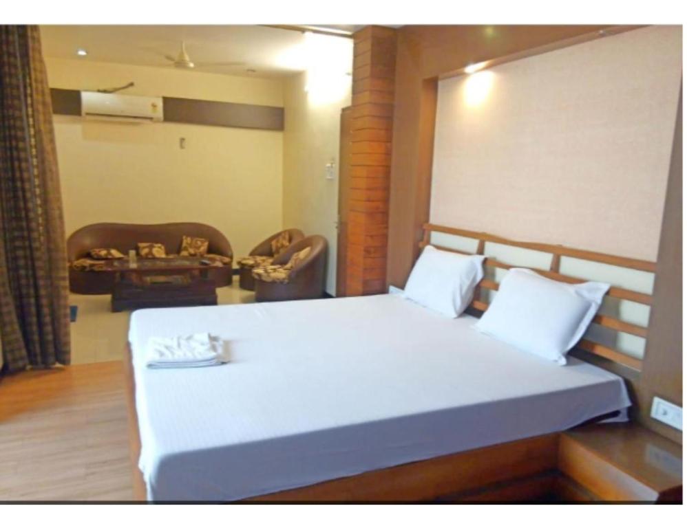 DarbhangaHotel Beena Mansion, Darbhanga的卧室配有一张白色大床