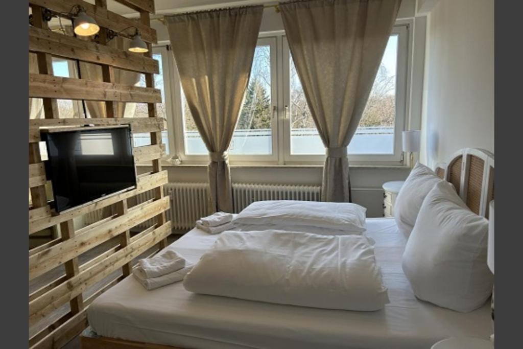 汉堡Studio-Apartment Shabby 47 Citynah, Retro & modern的一间卧室配有两张白色的床和电视