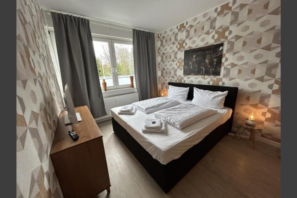 汉堡Ferienwohnung Bauernliebe 43 Citynah, urban Cowboystyle的一间卧室配有带白色床单和枕头的床。