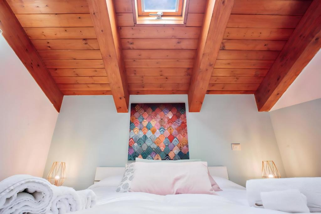 巴勒莫Happie Casa La Cattedrale的一间卧室设有一张带木制天花板的大床。
