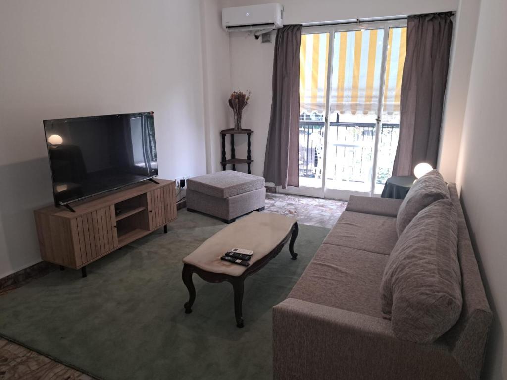 布宜诺斯艾利斯2BR Familiar en Palermo Hollywood Bs As的带沙发和平面电视的客厅