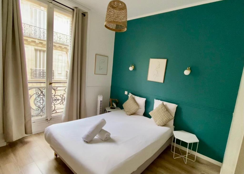 Cocooning appartement &agrave; c&ocirc;t&eacute; Champs-Elys&eacute;e&#x5BA2;&#x623F;&#x5185;&#x7684;&#x4E00;&#x5F20;&#x6216;&#x591A;&#x5F20;&#x5E8A;&#x4F4D;