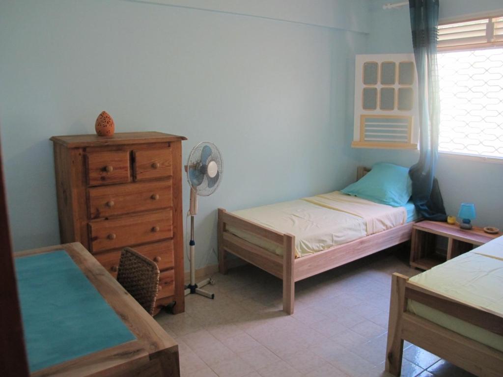 塔腾Villa Marie Daniel的一间卧室配有两张单人床和一个梳妆台