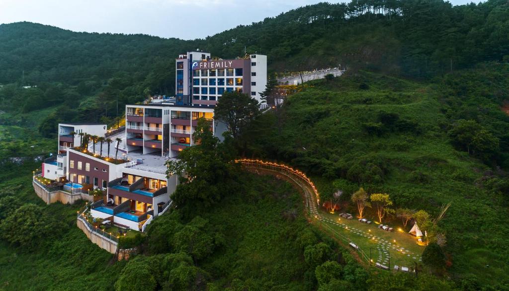 巨济Friemily Pool Villa & Hotel的山顶上拥有一座建筑的酒店