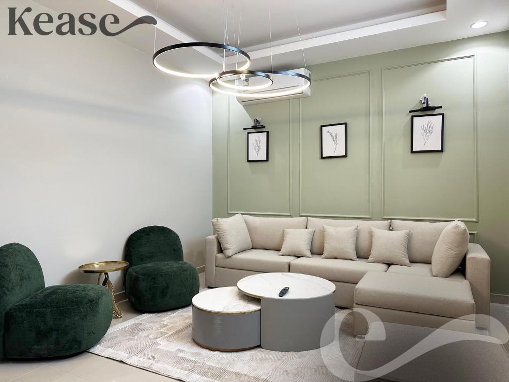 利雅德Kease Al-Mutamarat A-18 Timeless History AX96的客厅配有沙发和两把绿色椅子
