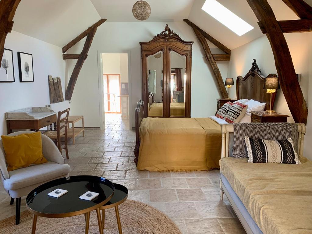 Saint-CybranetL'appartement du Pont de Cause的一间卧室配有一张床、一张沙发和一张桌子