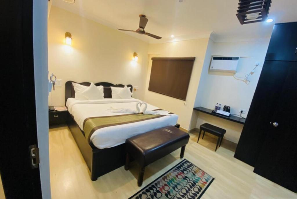 王舍城Goroomgo R D Heritage Rajgir的一间卧室配有一张床和一台电视。