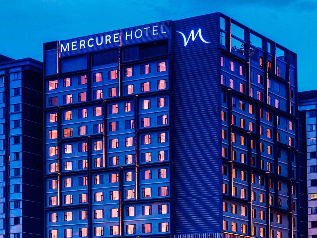 莎阿南Mercure Kuala Lumpur Glenmarie的一边有标志的酒店