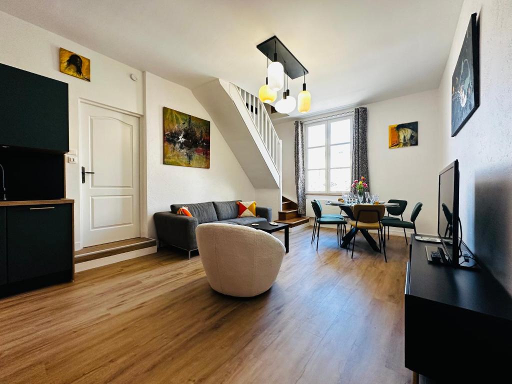 阿姆博斯Home de Vitruve的客厅配有沙发和桌子