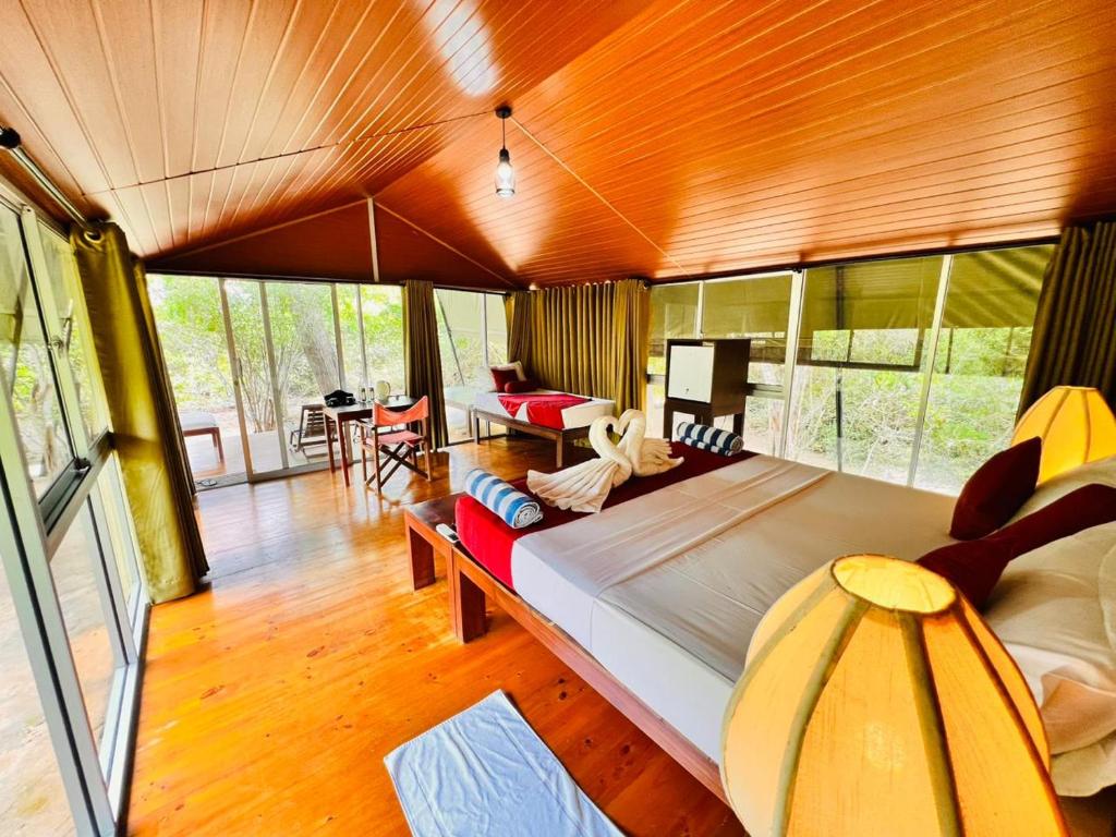 雅拉Green Wild Yala - Luxury Camping & Free Safari Tour的一间卧室,卧室内配有一张大床