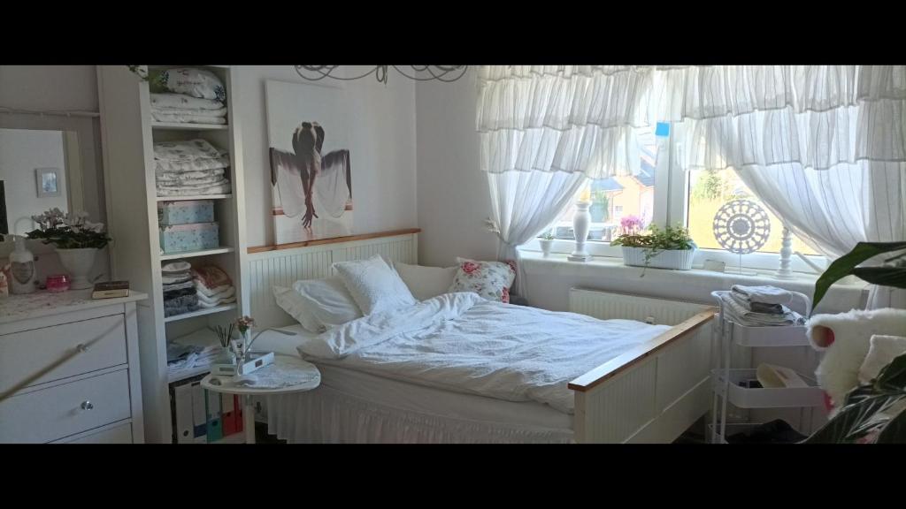 比勒费尔德Romantischer Traum, Zimmer mit TV inkl Netflix und Prime, super late check in möglich的卧室配有白色的床和窗户。