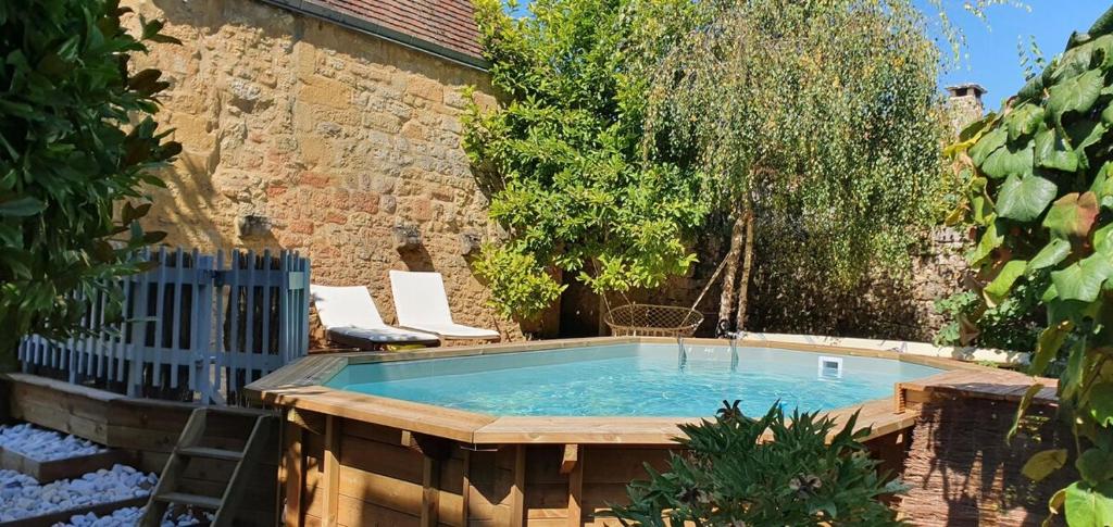 多姆Maison Domme Dordogne的一个带围栏的院子内的小型游泳池