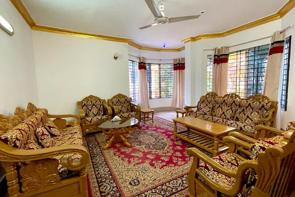 巴纳内拉斯Kumar Para Deluxe Villa的带沙发和桌子的客厅