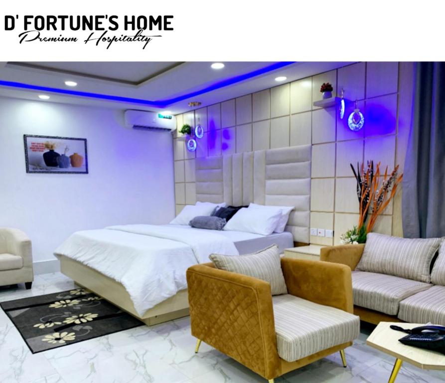阿沙巴D Fortunes Home的一间卧室配有两张床和两把椅子