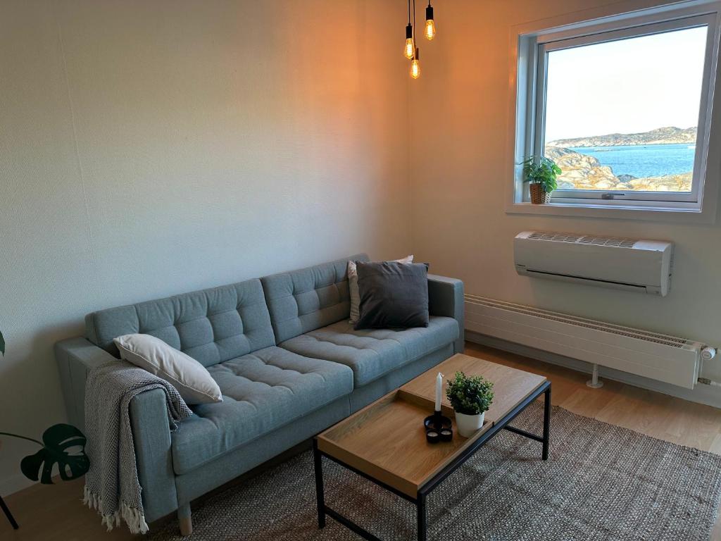 伊卢利萨特Modern seaview house Ilulissat的客厅配有蓝色的沙发和桌子