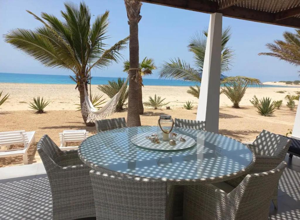Boa VenturaLuxury Beach Villa, Praia de Chaves, Boa Vista的海滩上的桌子,享有海滩美景