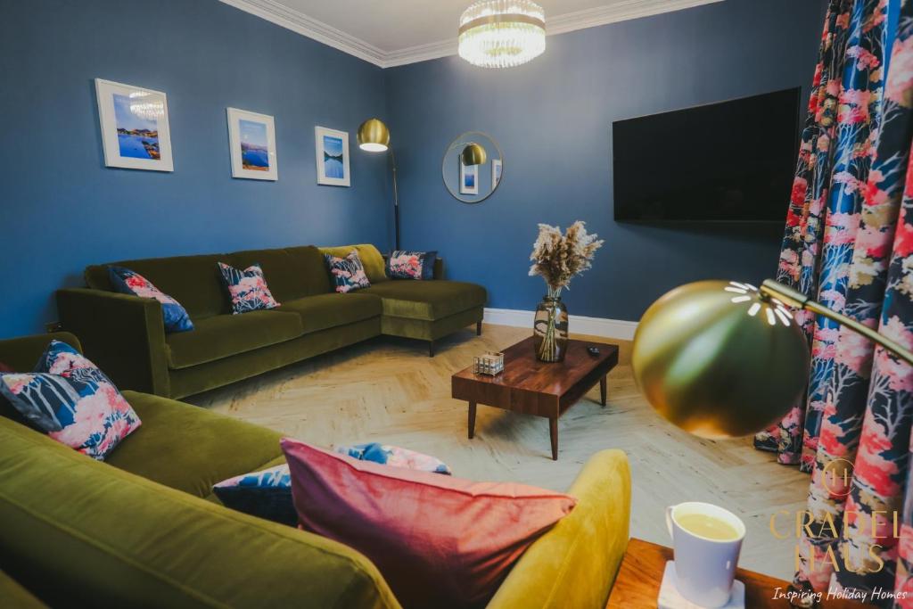 鲍内斯温德米尔Fair Rigg by Cradel Haus的带沙发和电视的客厅