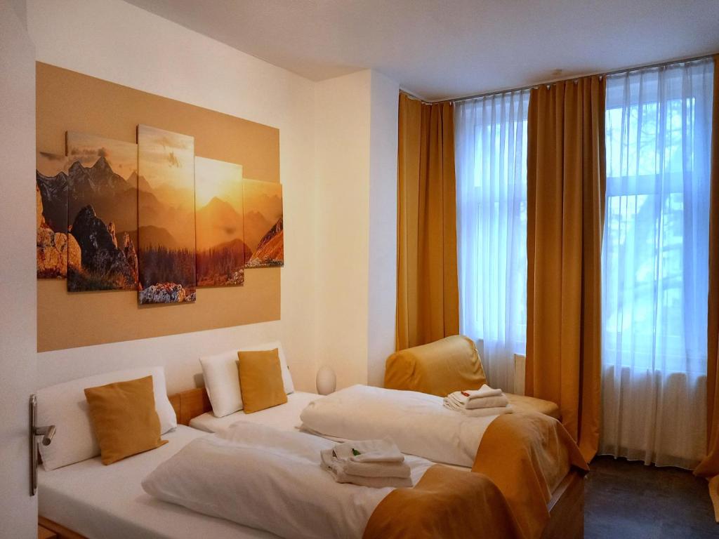 杜塞尔多夫卡洛林格酒店的酒店客房设有两张床和窗户。