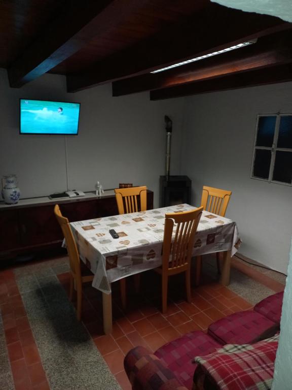 佩尼亚什达绍迪Casa Serrana的一间带桌椅和电视的用餐室