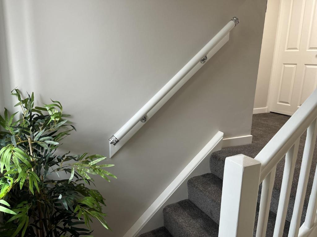 爱丁堡Hesed Home的房屋内有白色栏杆的楼梯