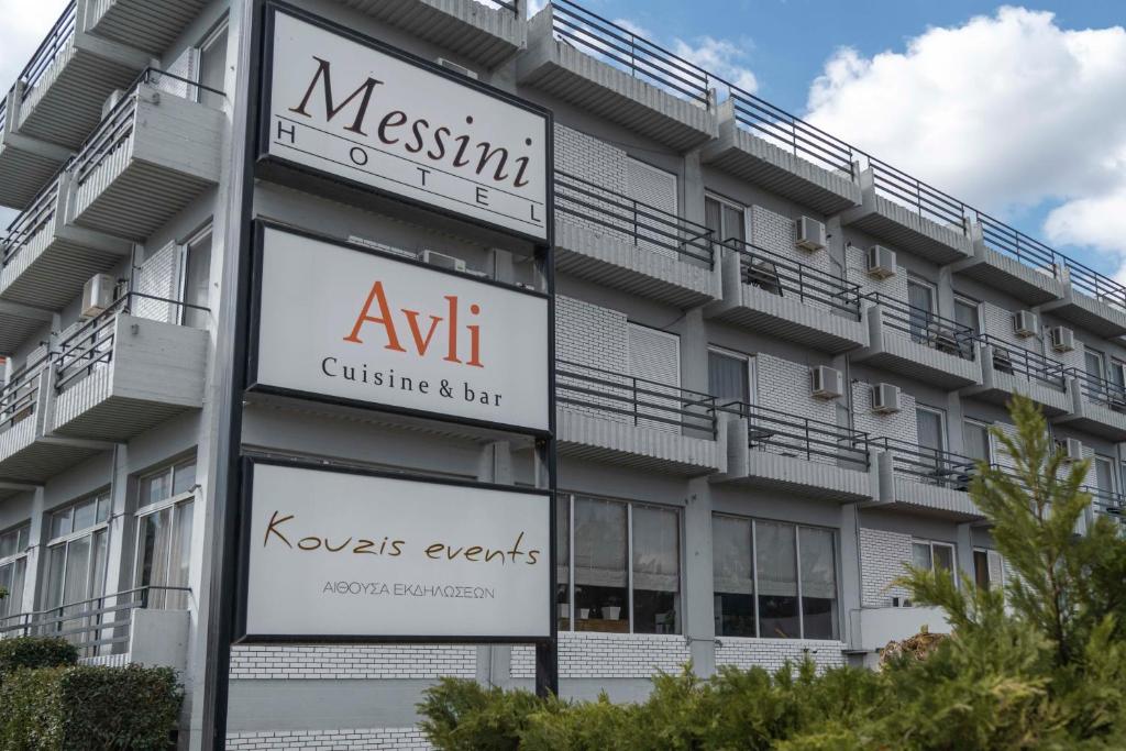 美西尼Messini Hotel的带有阿克里特诊所和酒吧标志的建筑