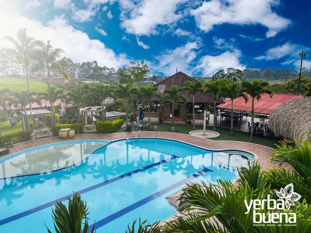 佩雷拉Finca Hotel Yerbabuena的度假酒店的游泳池