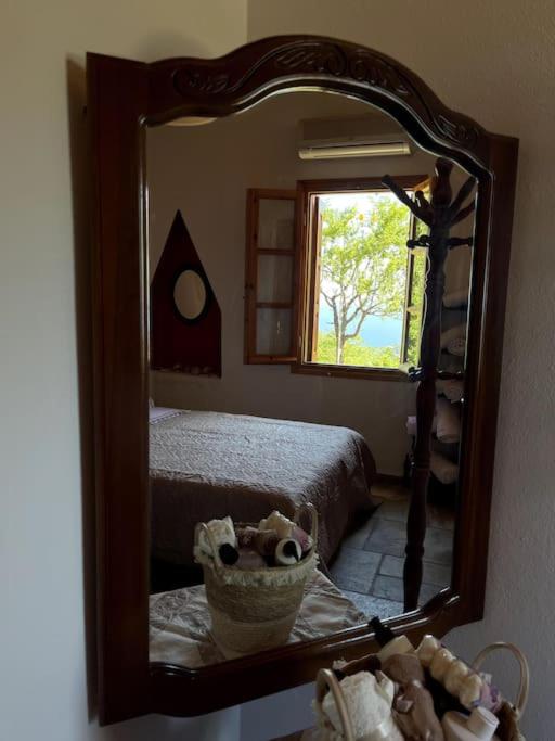 Anilio PelionΒίλα Αγάπη的卧室内的镜子,卧室配有床和窗户
