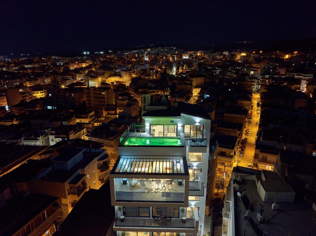 塞萨洛尼基SIGMA Luxury Apartments & Suites的享有大楼的夜间景致