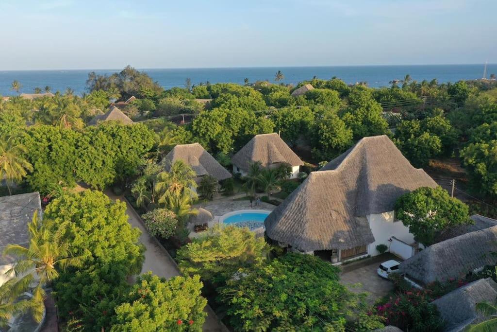 马林迪Villa Marine Park - Malindi的享有带游泳池和树木的度假村的空中景致