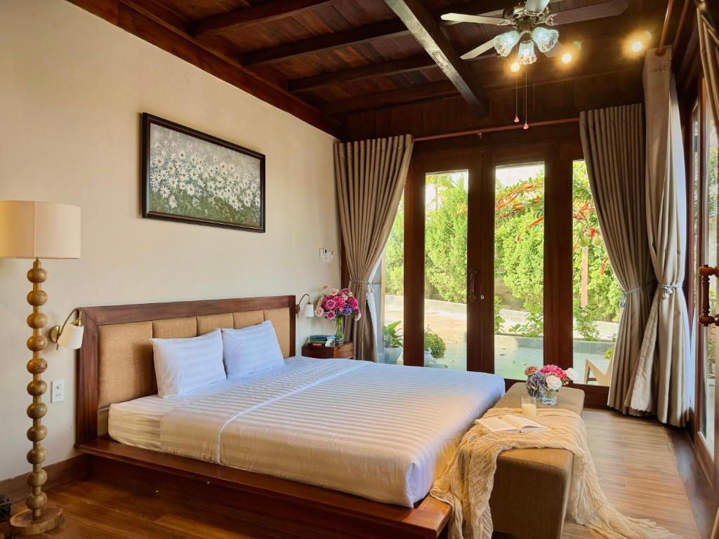 Buôn EnaoHapu Garden homestay的一间设有床铺的卧室,位于带窗户的房间内