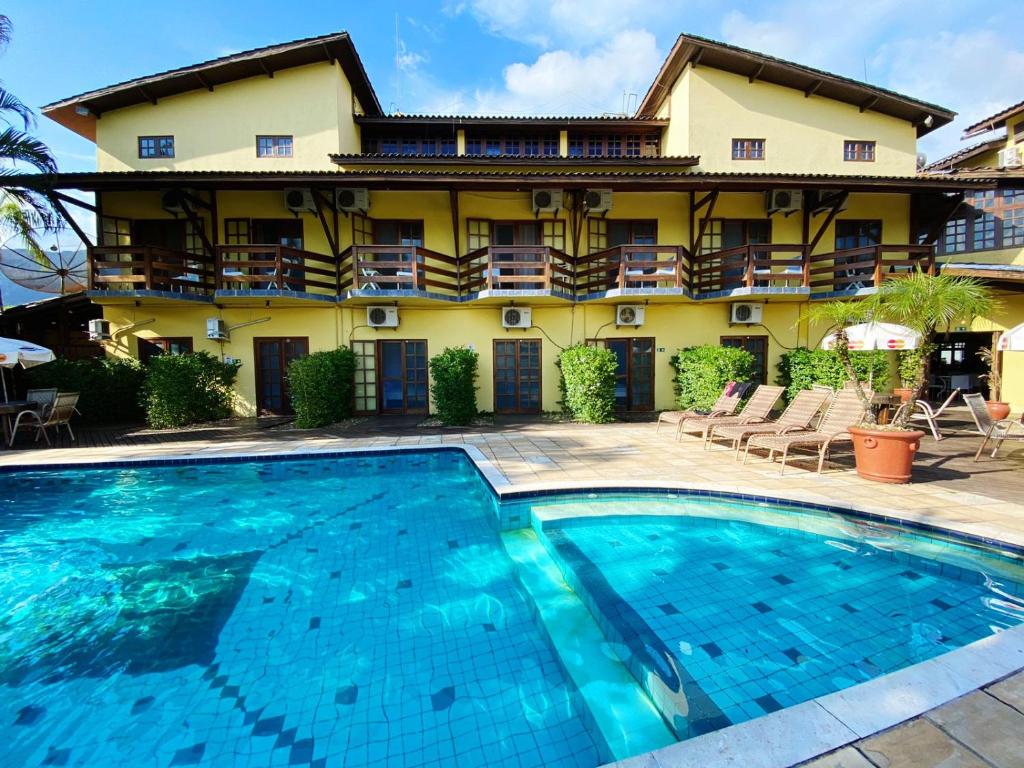 马利西亚斯Pousada Azul Banana - Maresias的大楼前设有游泳池的酒店