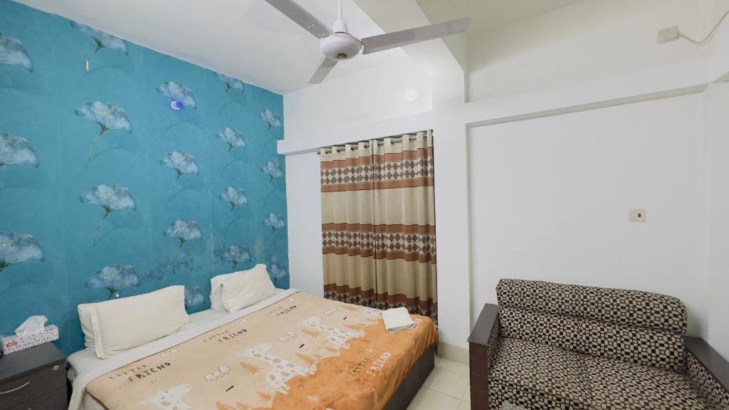 达卡Chittagong Hotel & Apartment Service的一间卧室配有一张床和吊扇