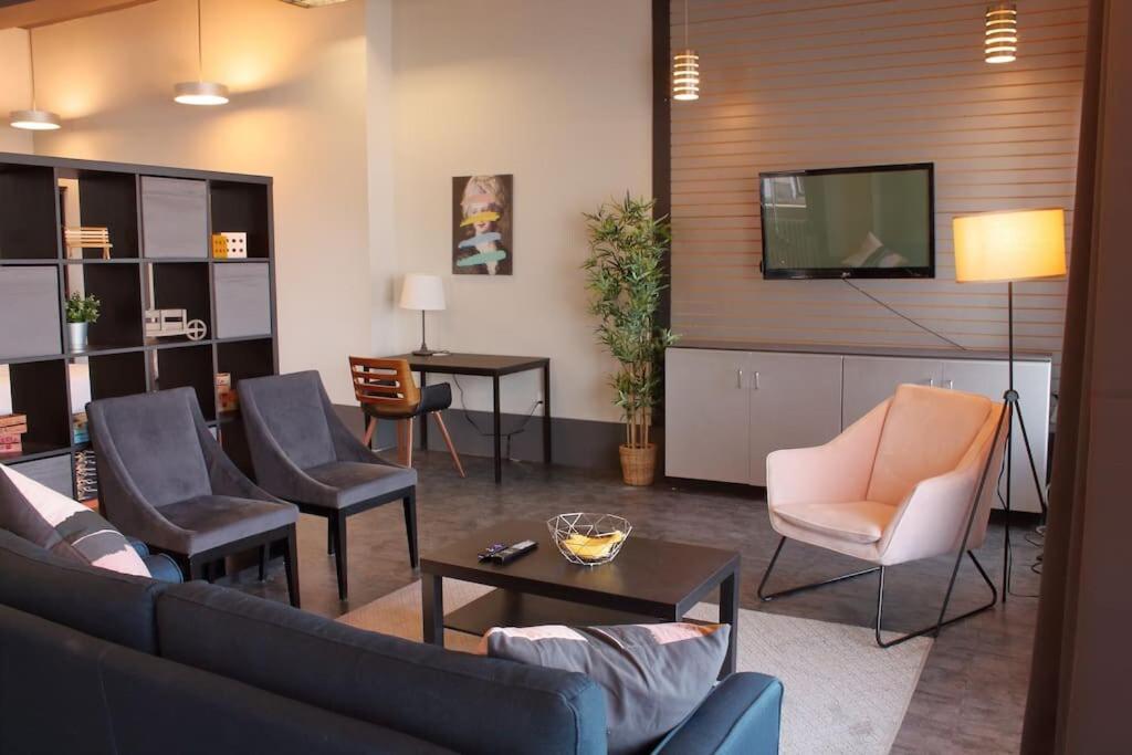 哈利法克斯Suite #B, Industrial Styling, AC的客厅配有沙发、椅子和电视