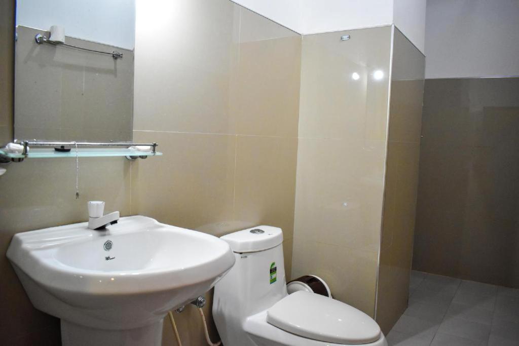 基图尔格勒Extream Adventures of Sri Lanka的浴室配有白色卫生间和盥洗盆。