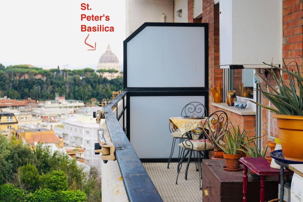 罗马Appartamento vista San Pietro的建筑物阳台上的空白广告牌