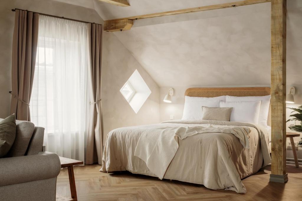 采西斯Spīdalas nams的一间卧室设有一张大床和一个窗户。