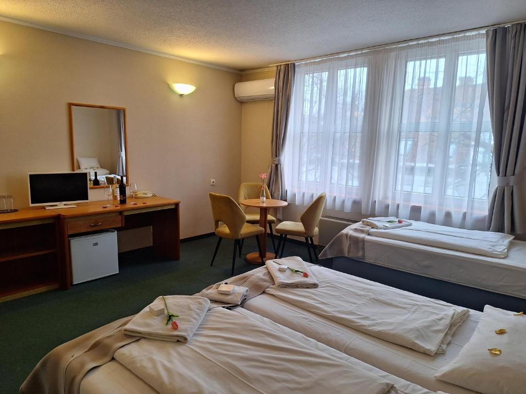 埃格尔独角酒店的酒店客房配有两张床和一张书桌