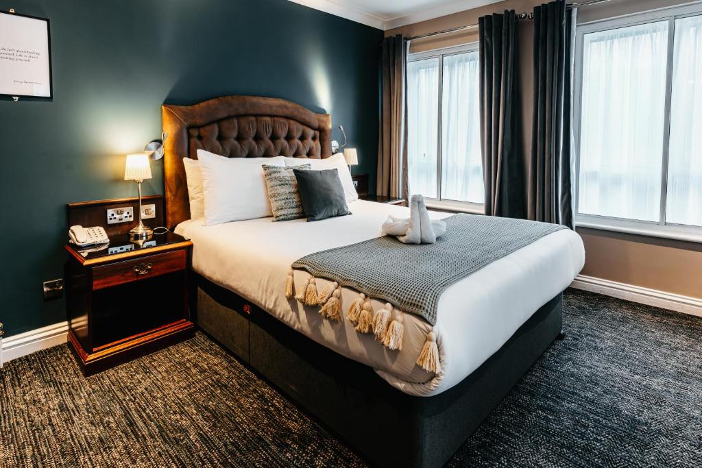 都柏林特鲁里科特酒店的一间卧室,卧室内配有一张大床