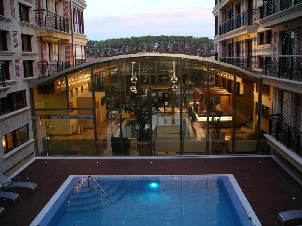 诺哈莱博海滩高尔夫及Spa大酒店的享有带游泳池的建筑景致