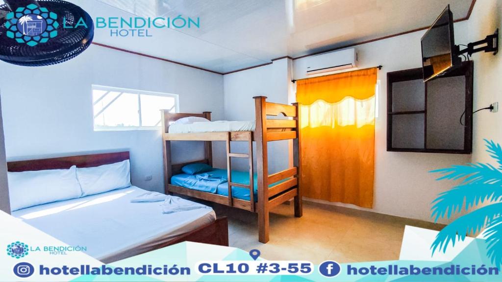 MoñitosHotel la Bendición的宿舍间设有两张双层床和一扇窗户。