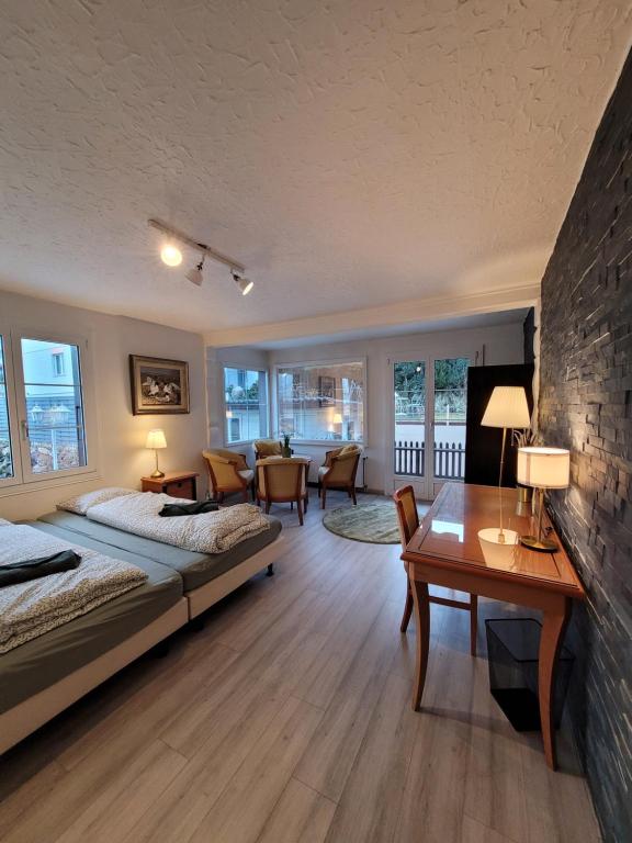 图恩Chalet Nature Park "Apartment Thun"的一间卧室配有一张床和一张书桌