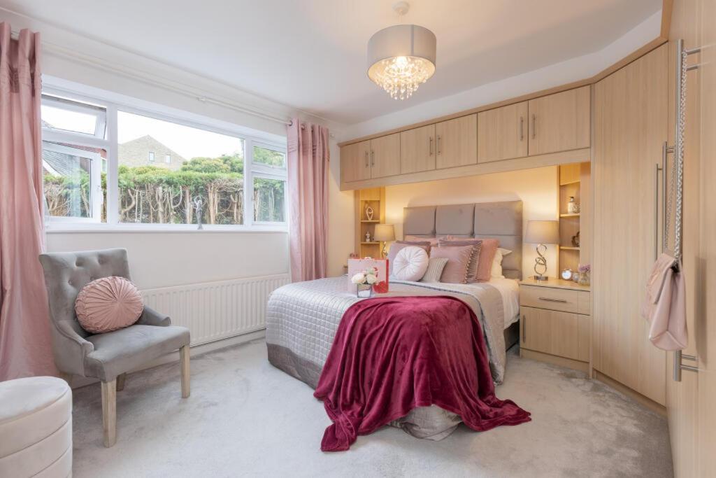 托德莫登Enchanting Haven的卧室配有床、椅子和窗户。