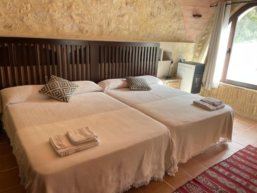 奥苏纳Viña Zarzarrosa Osuna的一间卧室配有一张大床和两个枕头